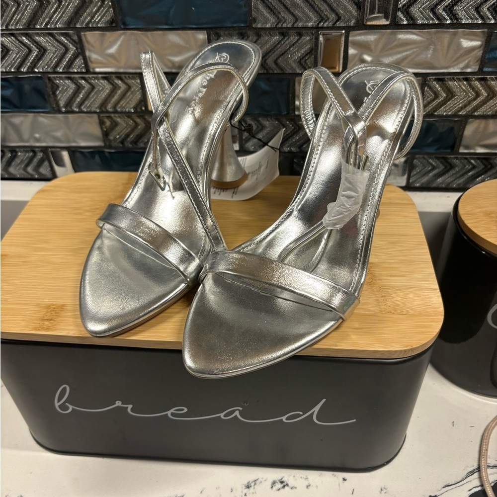 Chic Silver Slingback Heels